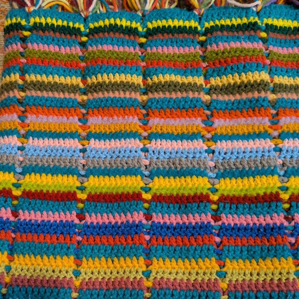 Vintage Handmade Crochet Afgan Fringe Trim Throw Blanket - Picture 4 of 4
